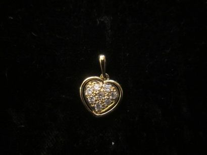null Pendentif en forme de coeur en or jaune (750) pavé de huit diamants taille brillant....