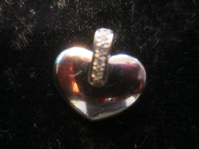 null Pendentif en or gris (750) en forme de coeur, la bélière ornée de cinq petits...