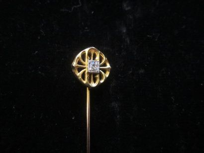 null Épingle à cravate en or jaune (750) ajourée sertie d'un diamant taille ancienne....