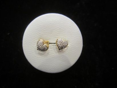 null Paire de boucles d'oreilles en forme de coeur en or jaune (750) ornées d'un...