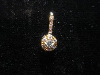 null Pendentif circulaire en or jaune (750) serti au centre d'un diamant taille brillant...