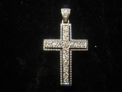null Pendentif en forme de croix en or gris (750) serti de dixhuit diamants. Poids...
