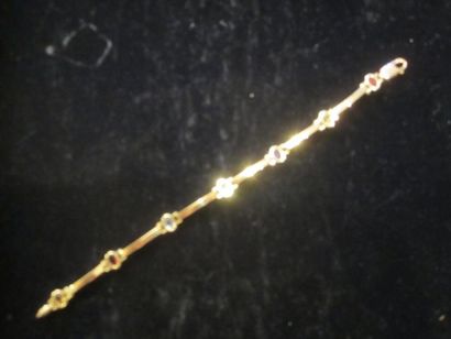 null Bracelet gourmette en or jaune (750) à maillons rythmés de sept pierres fines...