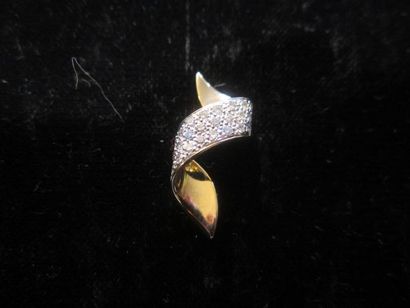 null Pendentif torsade en or jaune (750) pavé de petits diamants. Poids brut: 1,6...