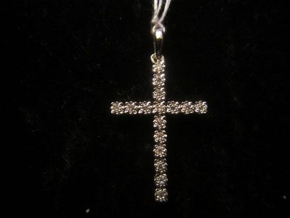 null Pendentif en forme de croix en or gris (750) serti de seize diamants. Poids...