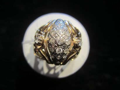 null Bague dôme en or jaune (750) ajouré et sertie de diamants mêlés à des pierres...