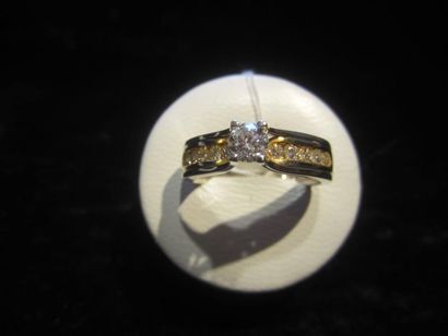 null Bague solitaire en or blanc (750) sertie d'un diamant taille brillant et flanqué...