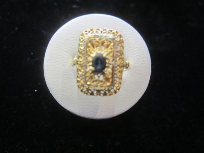 null Bague plaque en or jaune (750) ajouré sertie d'une pierre de couleur bleue (usée)....