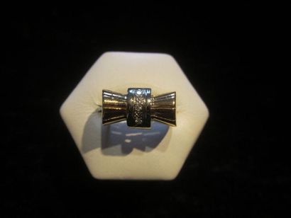 null Bague noeud en or jaune (750) sertie de trois diamants. Travail des années 40....