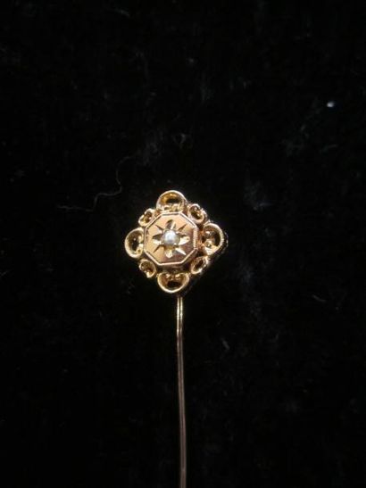 null Épingle de cravate en or rose (750) à motif carré, ajourée et ornée d'une perle....