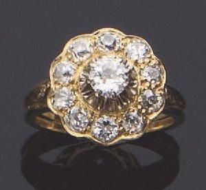 null Bague rosace en or jaune (750) ornée de diamants taillés en brillant, celui...