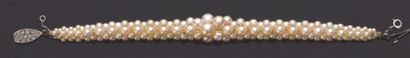 null Bracelet formé d'une tresse de perles fines en chute (non testées), le fermoir...