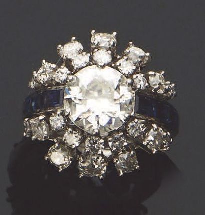 null Bague en platine (950) ornée d'un diamant demi-taille dans un double entourage...