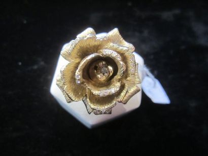 null Bague fleur en or jaune (750) guilloché, semé de diamants taillés en brillant,...