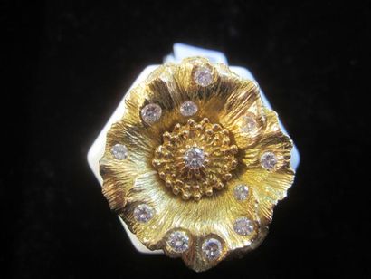 null Bague fleur (rose) en or jaune guilloché (750) souligné de diamants taillés...