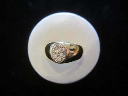 null Bague jonc en or jaune (750) sertie dans un motif ovale de sept petits diamants...