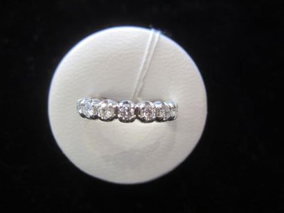 null Alliance en or blanc (750) sertie de dix-sept diamants taille brillant. Poids...
