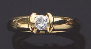 null Bague demi-jonc en or jaune (750) sertie d'un diamant taillé en brillant. Poids:...