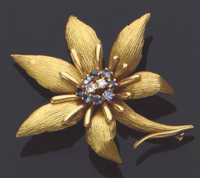 null Broche fleur en or jaune (750), le pistil serti de diamants taillés en brillant...