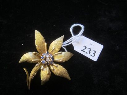 null Broche fleur en or jaune (750), le pistil serti de diamants taillés en brillant...