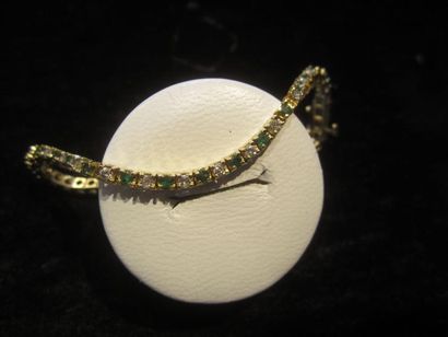 null Bracelet ligne en or jaune (585) serti en alternance de diamants et émeraudes...