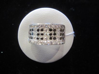 null Bague anneau en or blanc (750) pavée de quarante diamants blancs taille brillant...