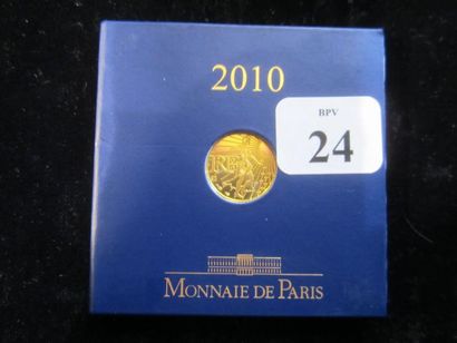 null MONNAIE DE PARIS. Pièce de 100 en or, année 2010. Poids: 3,1 g - Diamètre: 1,5...