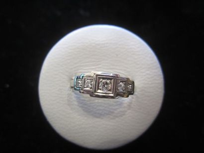 null Bague en or gris (750) sertie de cinq diamants brillantés en dégradé (inclusions)....