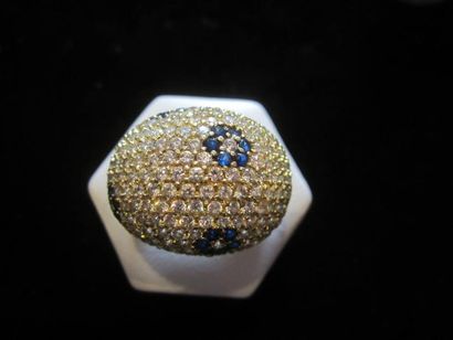 null Bague dôme en or jaune (750) ornée d'un pavage de pierres imitation diamant...