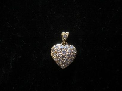 null Pendentif en forme de coeur en or jaune (750) pavé de vingt-trois diamants taille...