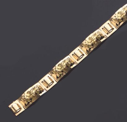 null Bracelet gourmette en or jaune (750) à larges maillons segments à décor de triple...