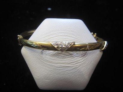 null Bracelet rigide en or jaune (750) ciselé et pavé de pierres imitation diamant....