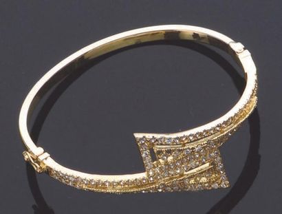 null Bracelet rigide en or jaune (750) à double motifs ajourés et serti de pierres...