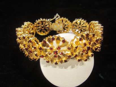null Bracelet semi-rigide en or jaune (750) à motif de dix rosaces chacune sertie...