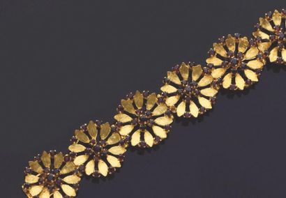 null Bracelet semi-rigide en or jaune (750) à motif de dix rosaces chacune sertie...