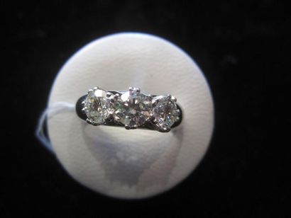 null Bague jonc en or gris (750), sertie en ligne de trois diamants taille brillant....