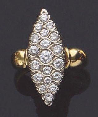 null Bague marquise en or jaune (750) ornée de dix-neuf diamants taille brillant....