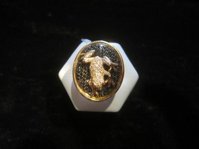 null Bague chevalière en or jaune (750) ornée d'une grenouille pavée de diamants...