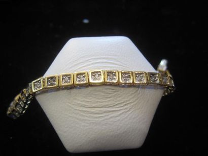 null Bracelet ligne en or jaune (750) orné de trente-huit petits diamants brillantés....