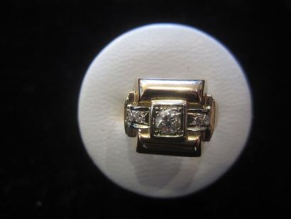 null Chevalière en or jaune (750) sertie au centre d'un diamant taille ancienne et...