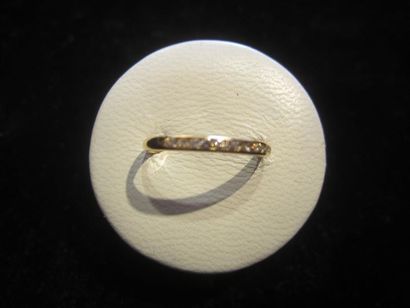 null Demi-alliance en or jaune (750) sertie de onze diamants taille brillant. Poids...