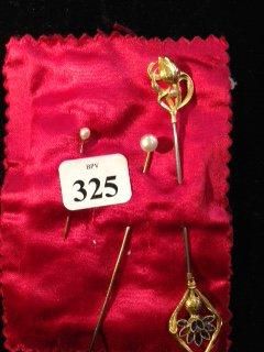 null Lot en or jaune 18K (750) comprenant trois épingles à cravate, deux ornées chacune...