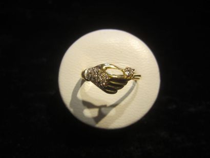 null Bague en or jaune (750) à décor d'une main sertie de onze diamants taille brillant....