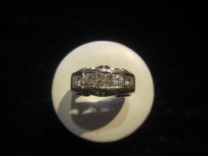 null Bague en or gris (750) sertie sur une ligne de quatre diamants et d'une pierre...