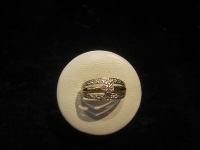 null Bague en or jaune et or gris (750) à motif de trois anneaux ajourés et sertie...