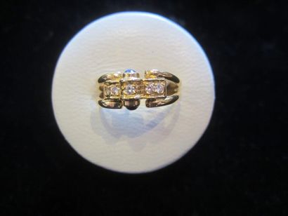 null Bague en or jaune (750) sertie de cinq diamants taille brillant et flanquée...