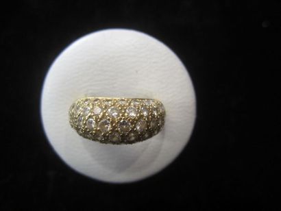 null Bague jonc en or jaune (750) ornée d'un pavage de diamants taille brillant....