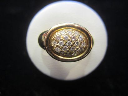 null Bague jonc en or jaune (750) à motif ovale pavé de dixneuf diamants taille brillant....