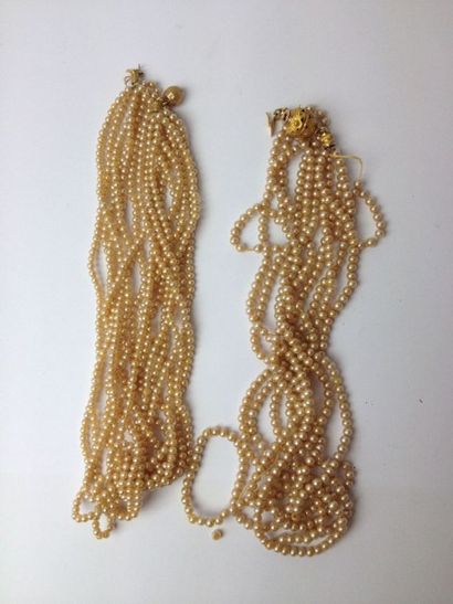 null Deux colliers de perles imitation à plusieurs rangs. Fermoirs en or jaune (750)...