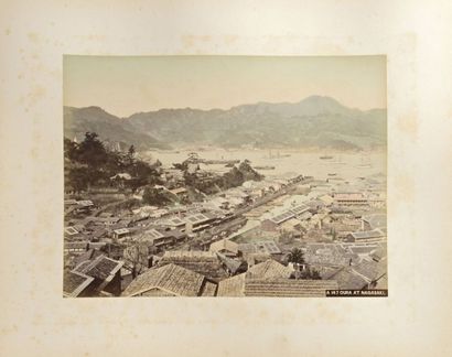 JAPON Époque MEIJI (1868 1912) Album comprenant vingt -sept photographies rehaussées...